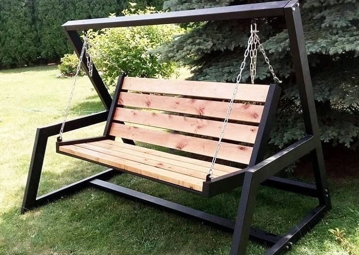Ghế sắt hộp có dây treo, phù hợp đặt ở vườn nhà